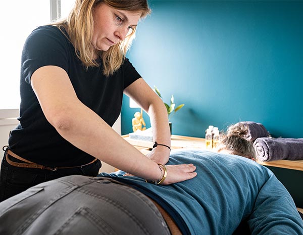 Sophie Gesmier de so-conseil réalisant un massage énergétique